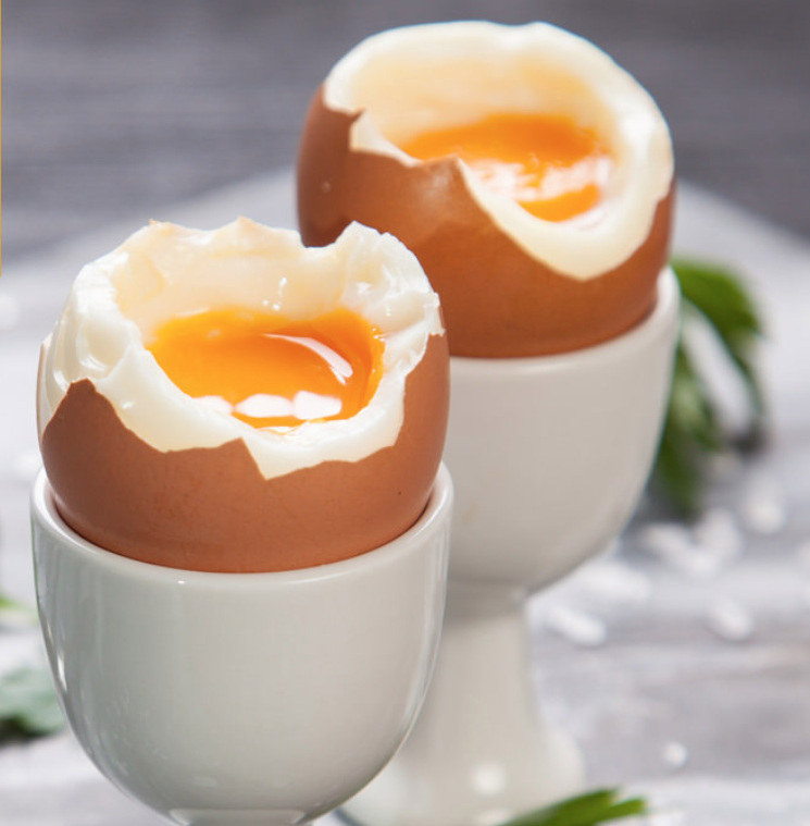 Ajetes en conserva con huevos blandos y 1 tetrabrik mini de gazpacho andaluz por persona.